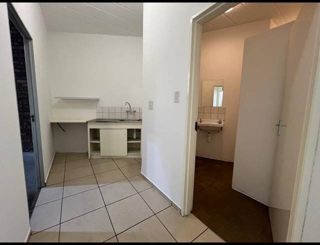 298M² WAREHOUSE TO LET IN OLIVEDALE